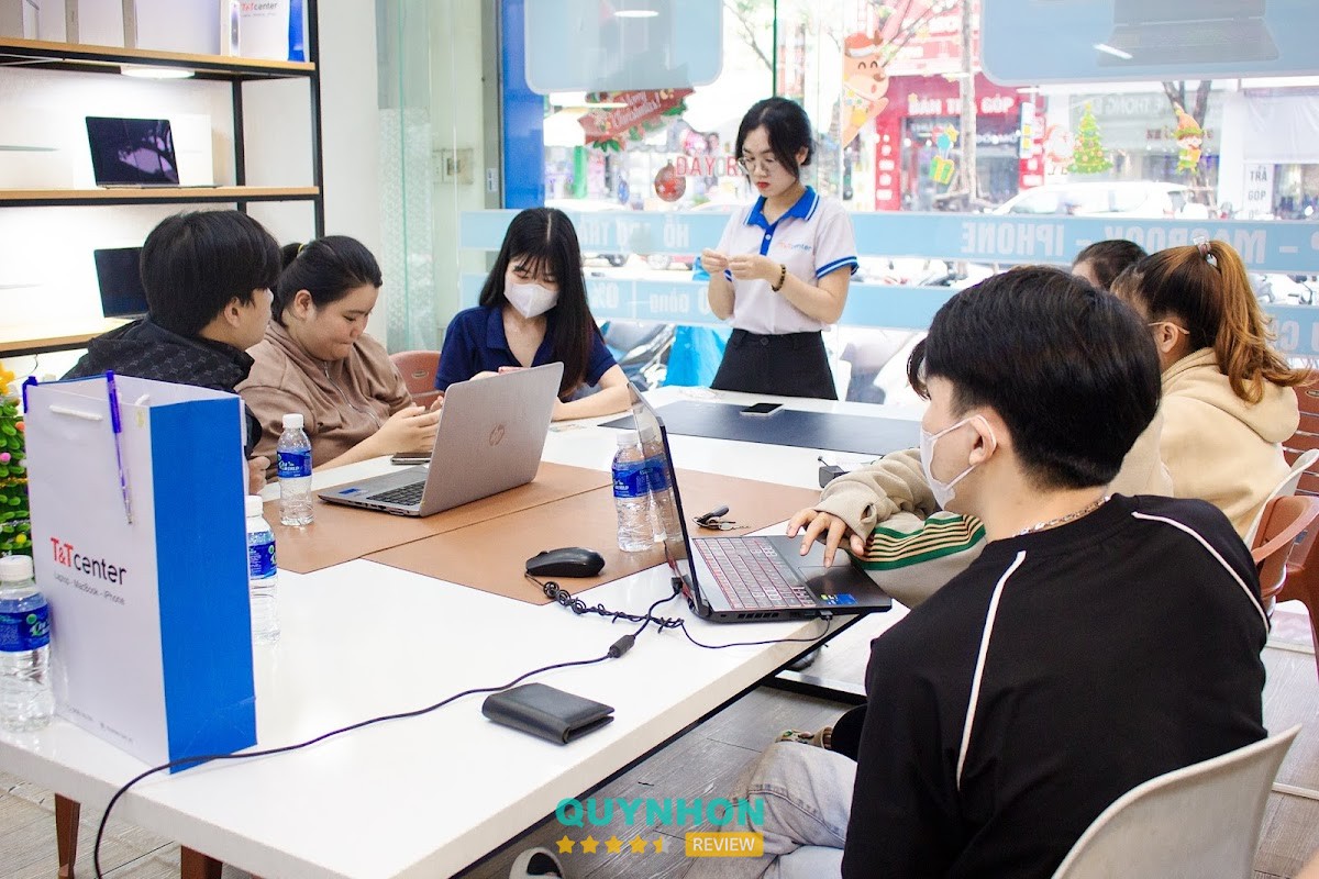 T&T Center - Laptop, Macbook, iPhone giá rẻ tại Quy Nhơn - góc trải nghiệm 3