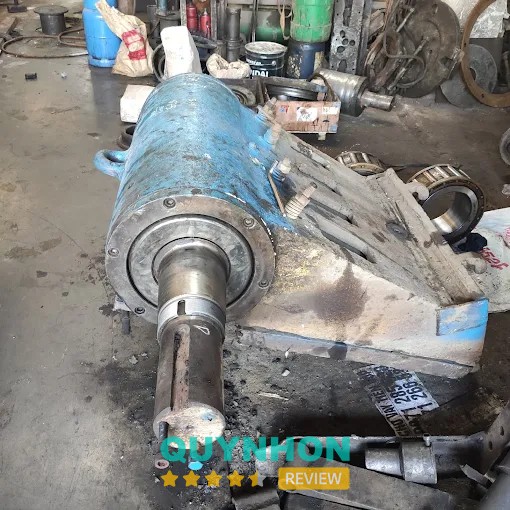Khu vực sửa chữa máy móc tại Tấn Tiến Dũng