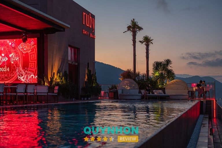 Ruby Sky Bar & Restaurant Quy Nhơn – hình ảnh sân thượng