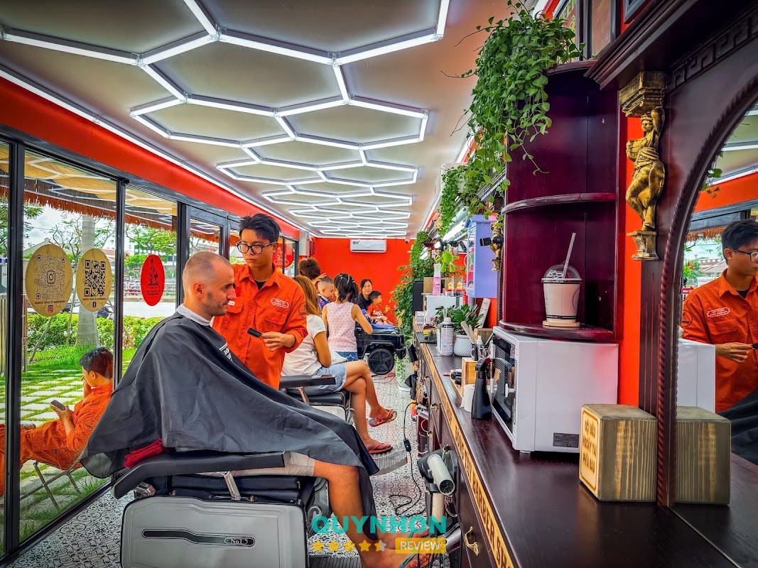 Đông Tây Barbershop 95 Hoàng Văn Thụ