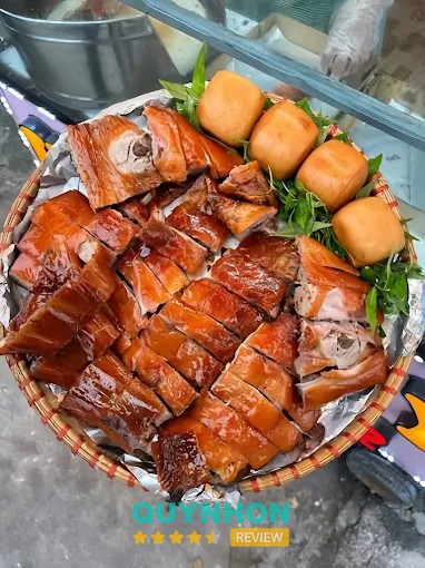 Không gian và món ăn tại Vịt quay Tân Ký Pleiku